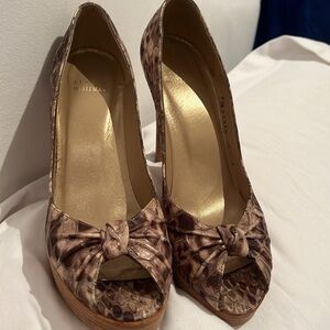 Snake skin Stuart Weitzman heals size 7.5 m. 4.5 inch heel